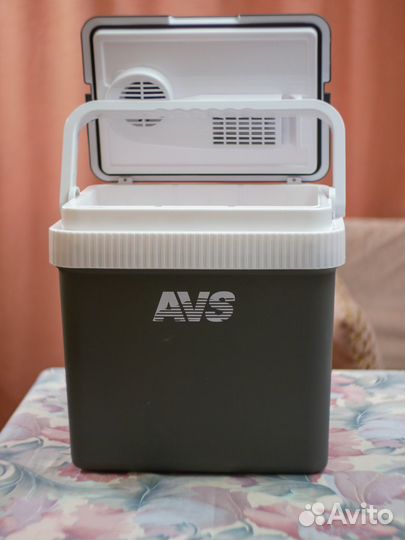 Термоэлектрический холодильник AVS Comfort CC-24NB