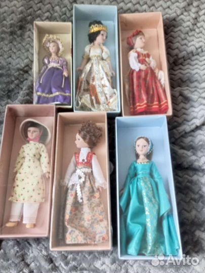 Куклы фарфоровые в национальных нарядах