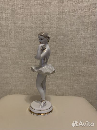 Фарфоровая статуэтка 