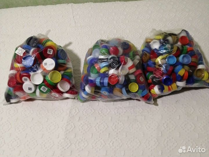 Крышки от пластиковых бутылок.Тубус.Коробки