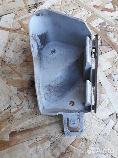 Кронштейн бампера правый Ford Focus 3 CB8 1 L