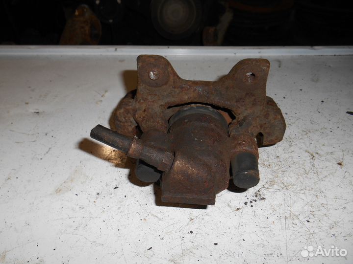 Задний левый суппорт BMW E34 бмв Е34