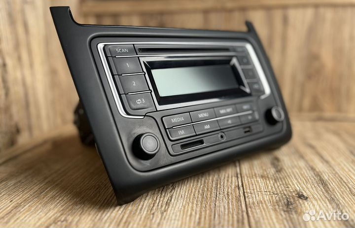 Штатная магнитола с рамкой на Volkswagen Polo