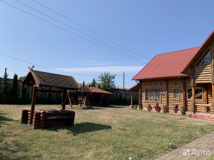 Администратор гостиницы с проживанием и уборщица