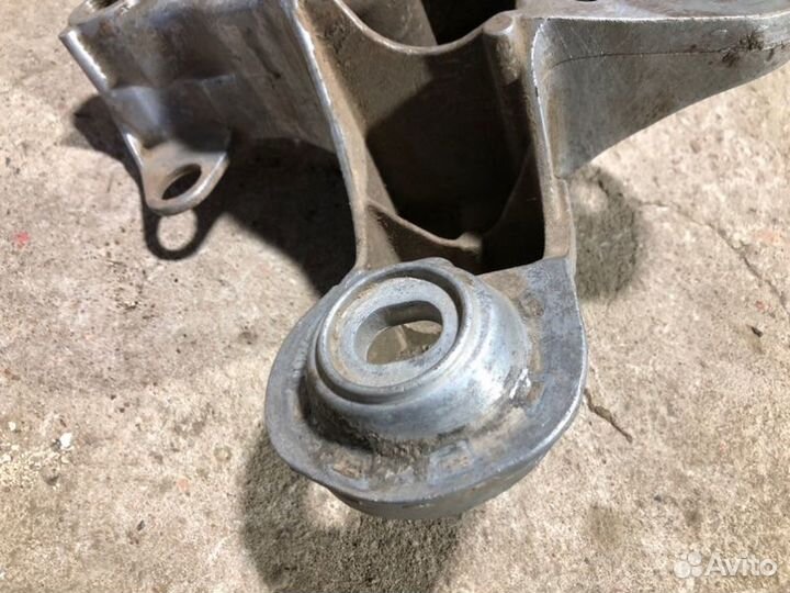 Кронштейн опоры двигателя левый Audi A4 B6/8E 1.8