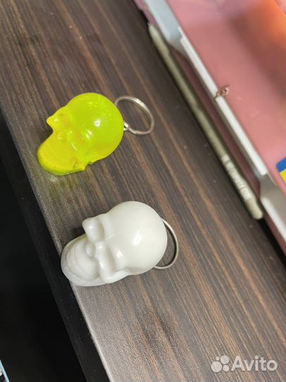 Брелок череп из эпоксидной смолы