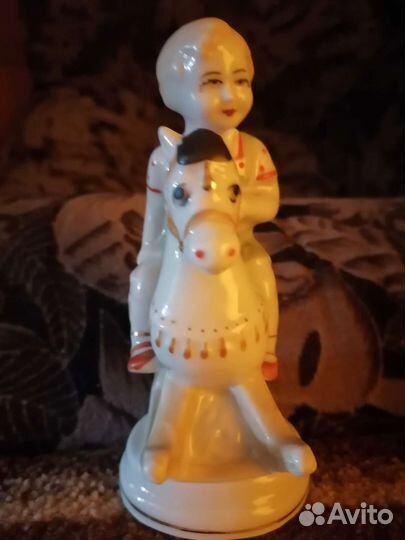 Фарфоровая статуэтка 