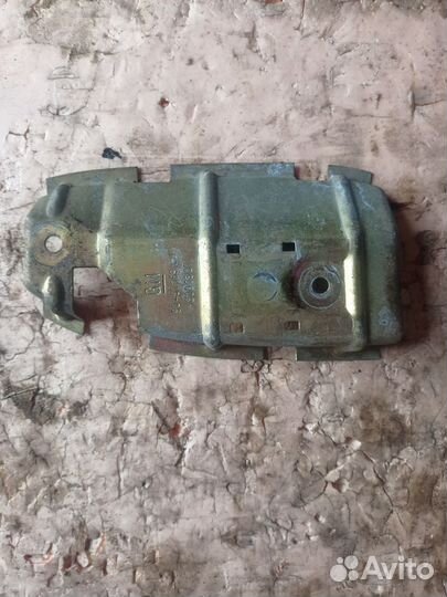 Кронштейн ручки двери задняя левая Opel omega B