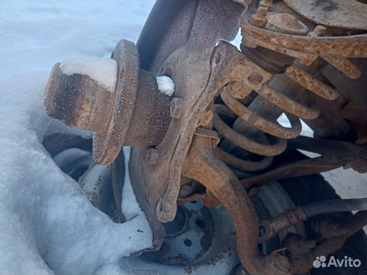 Поворотный кулак левый ваз 2104