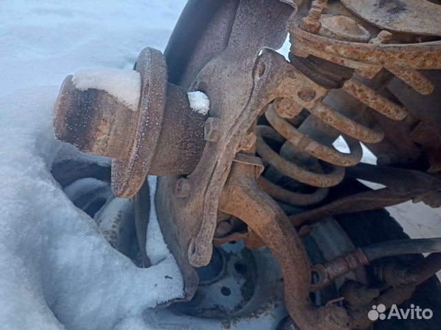 Поворотный кулак левый ваз 2104