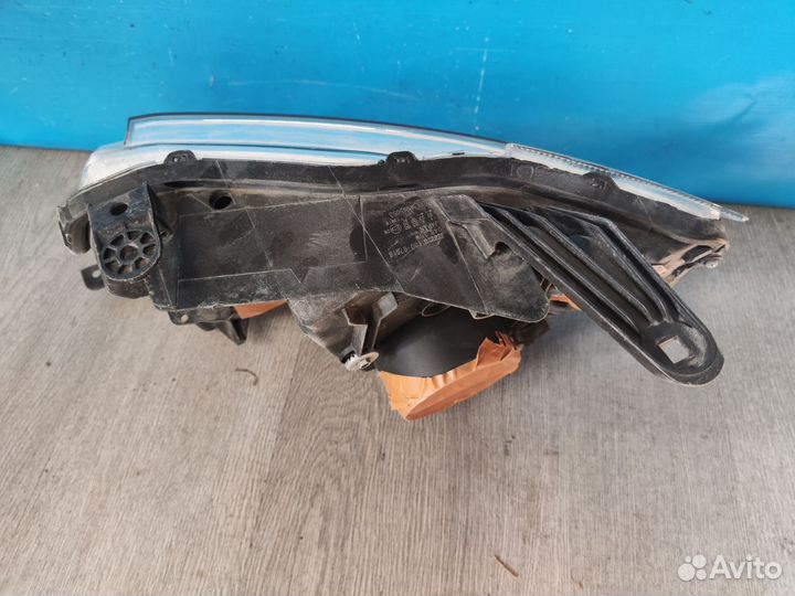 Фара правая Mitsubishi Pajero 4 2006