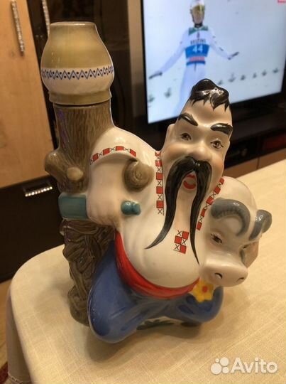 Бутылка в форме статуэтки