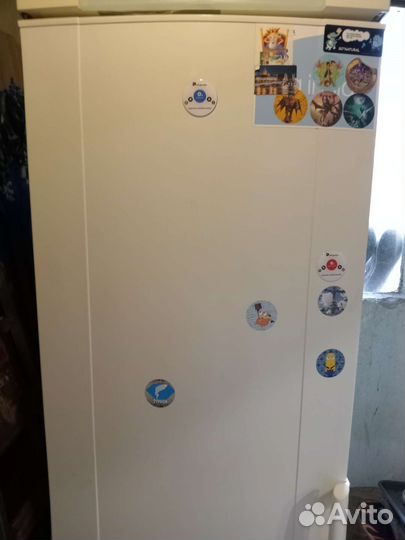 Вполне рабочий холодильник, но скорее на запчасти)