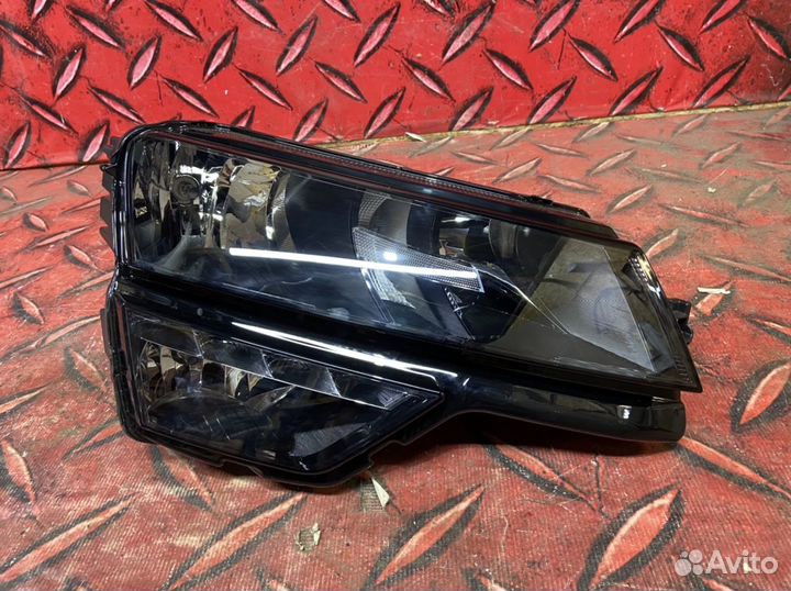 Фара правая галоген Skoda Karoq новая