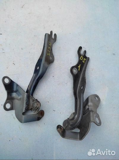 Петля капота левая B32H52420A