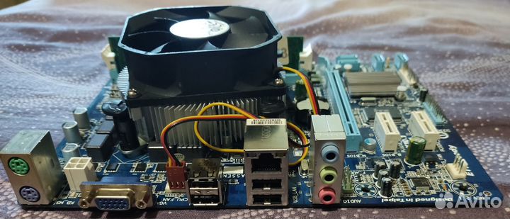 Материнская плата с процессором, кулером и памятью