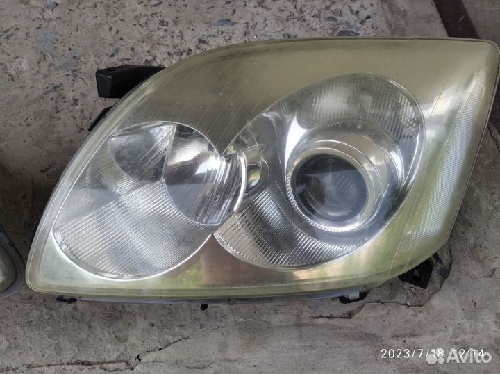 Фары на toyota avensis