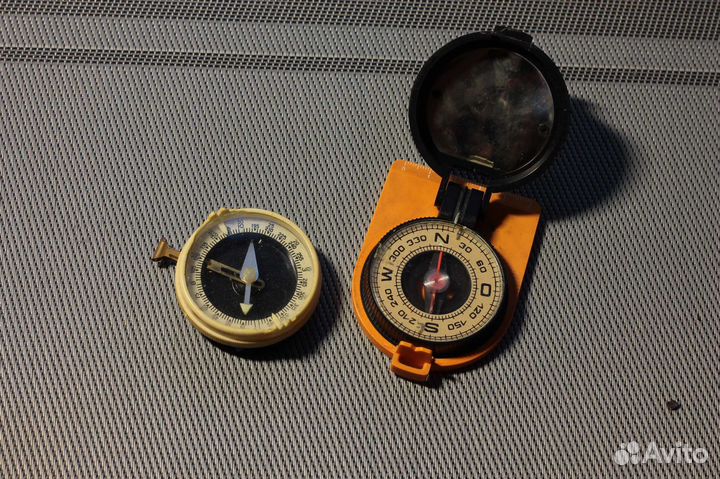 Значки коллекция и компасы