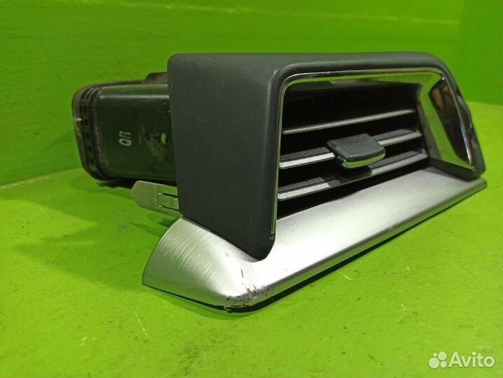 Дефлектор в торпедо правый Toyota Land Cruiser 200