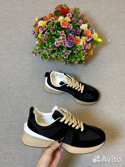Кроссовки женские