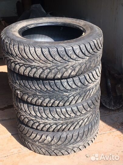 Sava Eskimo Stud 215/65 R16