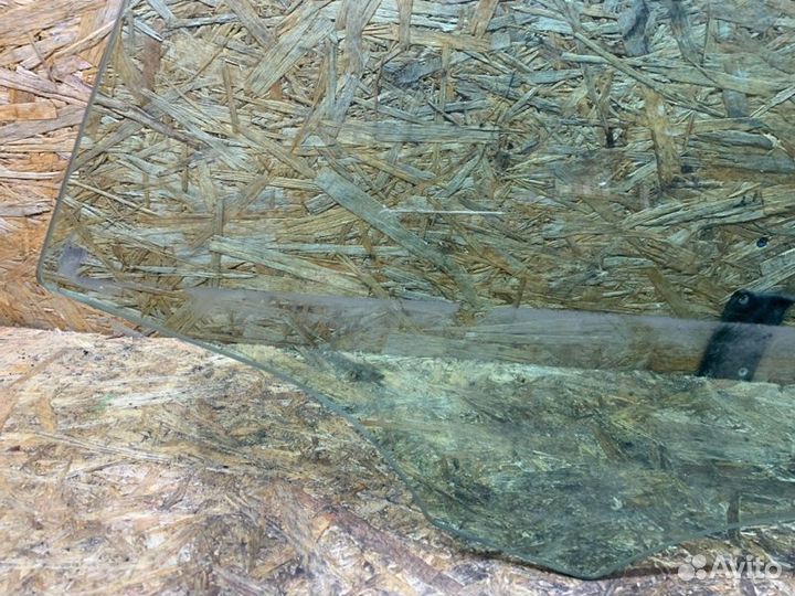 Стекло двери переднее левое Mercedes-Benz