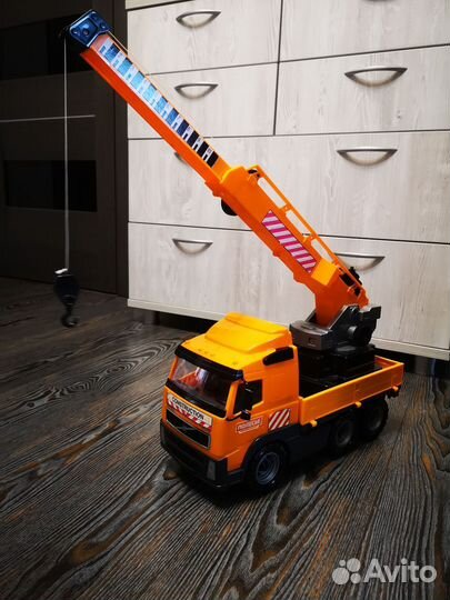 Подъемный кран игрушка