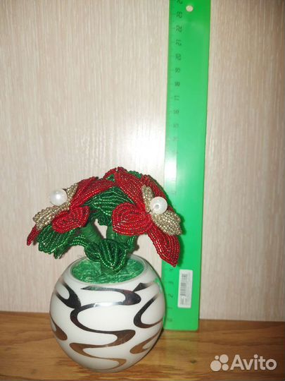 Цветы из бисера красные