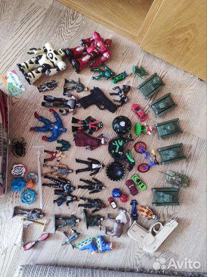 Коробка с игрушками, солдатики