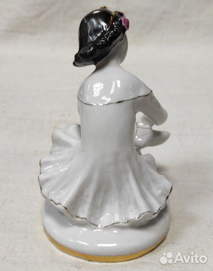 Фарфоровая статуэтка 