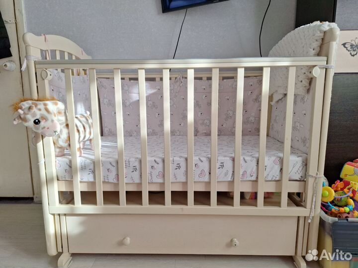 Детская кроватка с маятником и ящиком