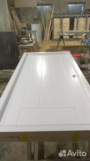 Утепленная деревянная дверь в коттедж