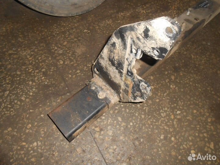 Усилитель заднего бампера (Toyota Hilux)