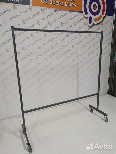 Вешало для одежды с колесами