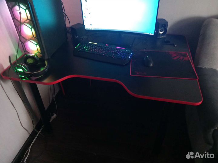 Компьютерный стол игровой