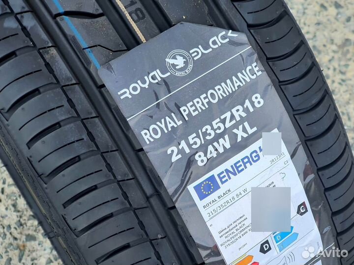 Royal Black Royal Performance 215/35 R18 84W