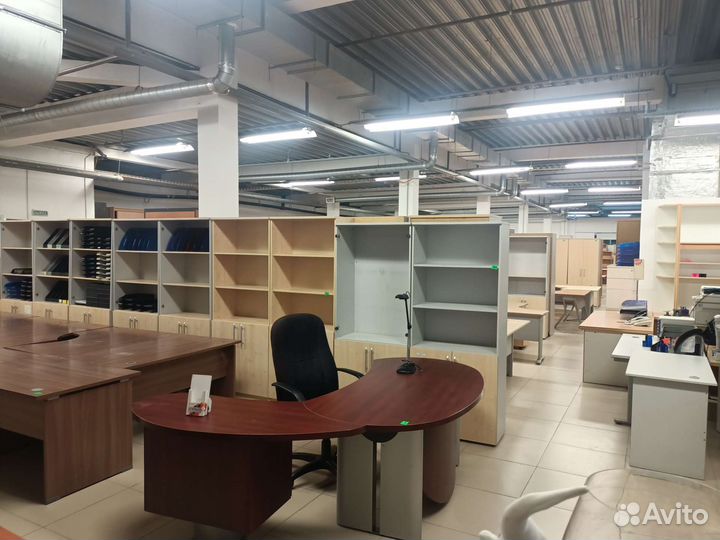 Много офисной мебели б.у. 700м3 в Екатеринбурге