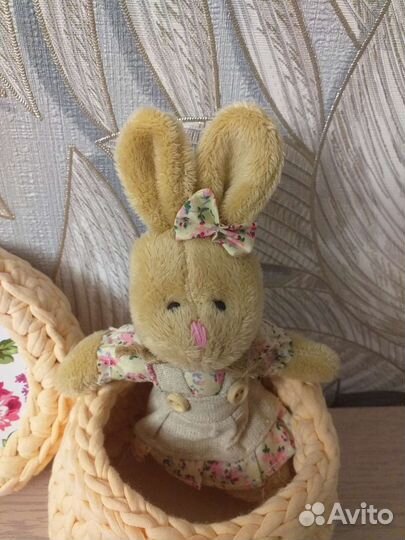 Вязаная шкатулка с зайкой, ручной работы