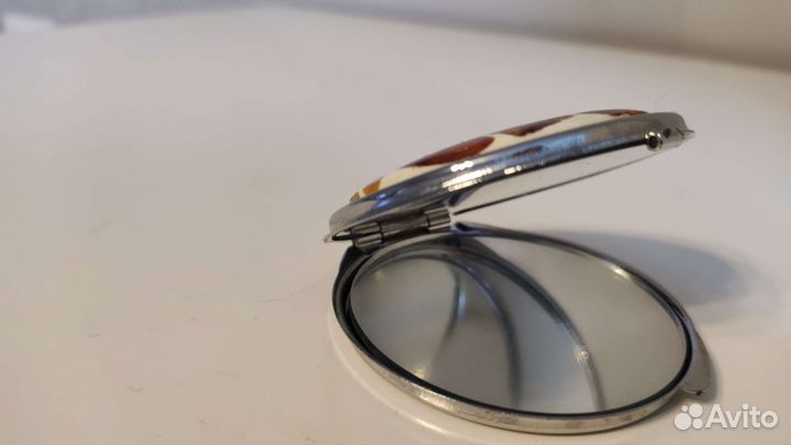 Зеркальце с янтарем