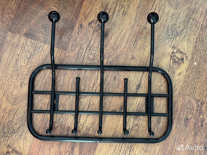 Вешалка настенная металлическая для одежды