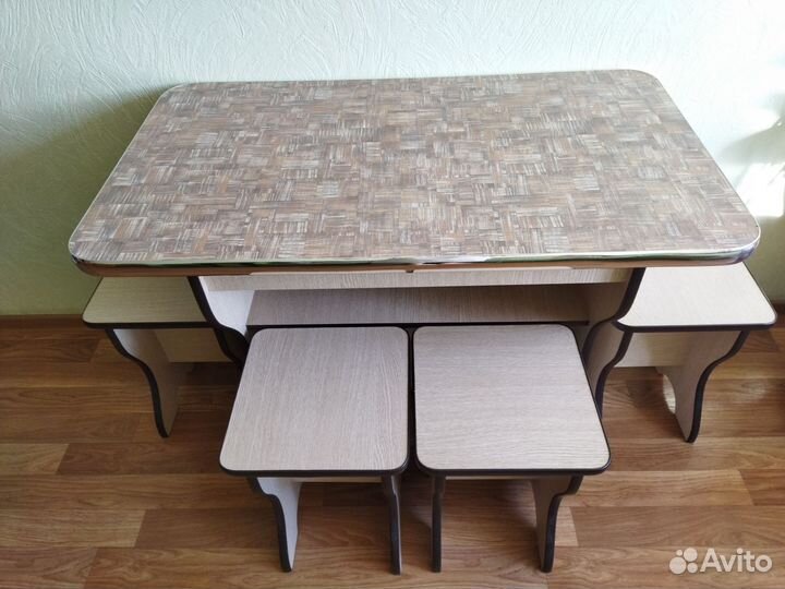 Стол обеденный с табуретками