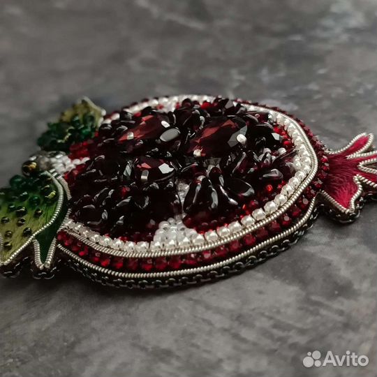 Брошь ручной работы гранат