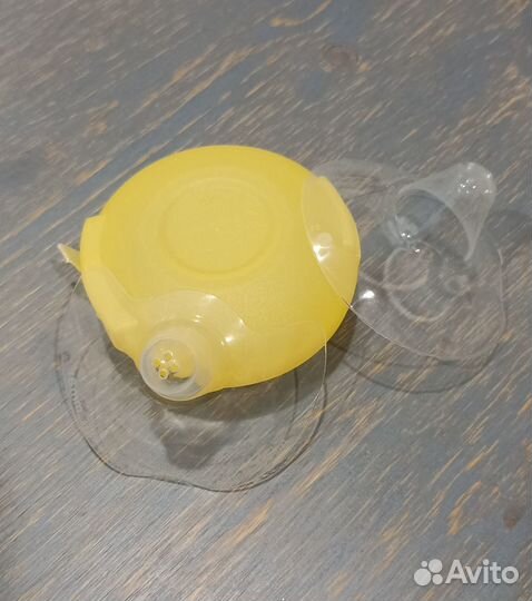 Молокоотсос ручной Medela + соска Calma+ накладки