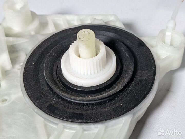 Моторчик стеклоподъемника задний левый Skoda Rapid