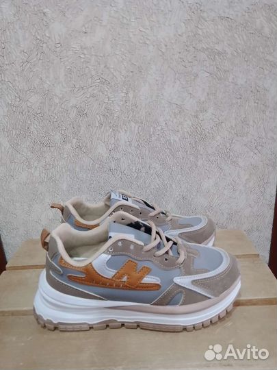 Кроссовки женские 35 размер новые