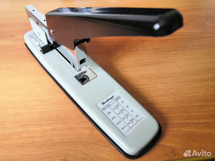 Офисный степлер