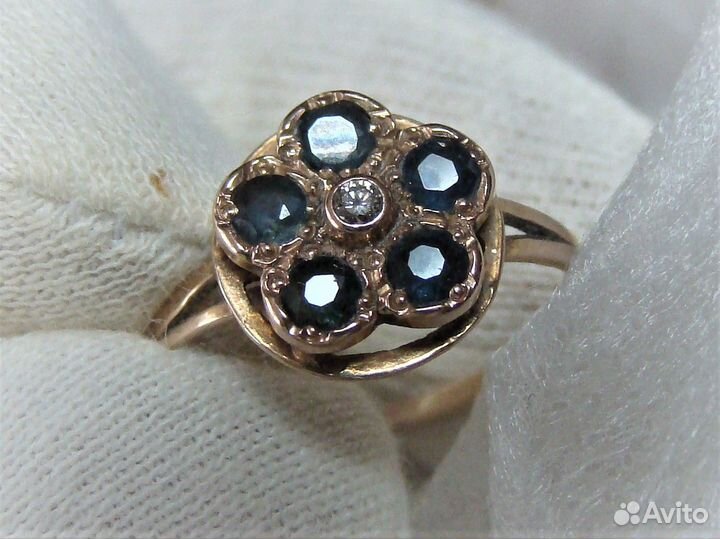 Золотое кольцо с бриллиантом и сапфирами