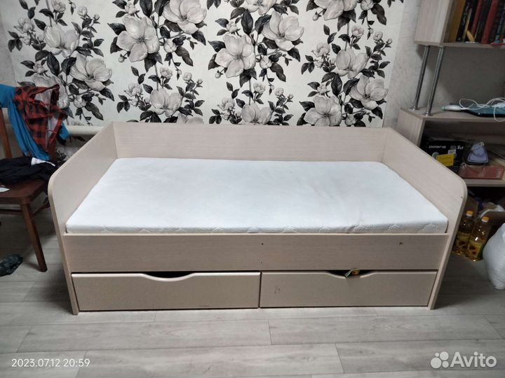 Кровать с матрасом 160/90
