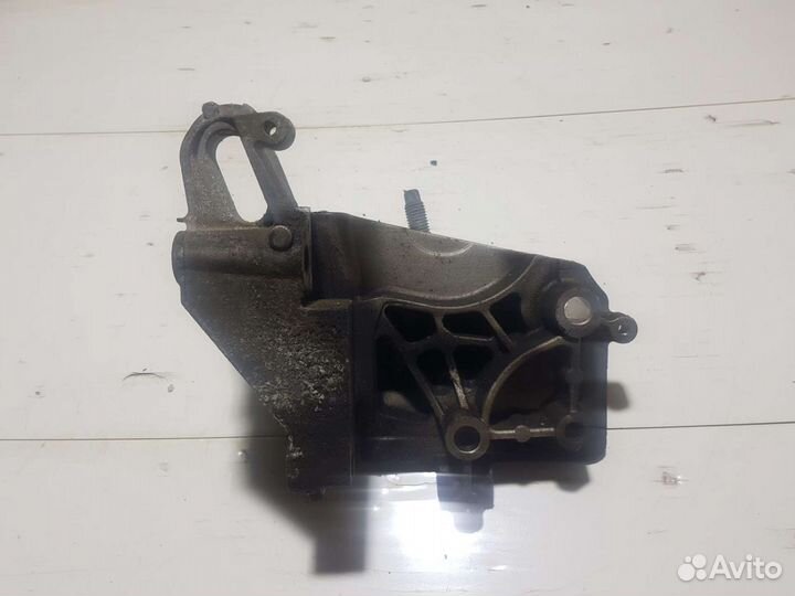 Кронштейн двигателя правый Ford Focus 2