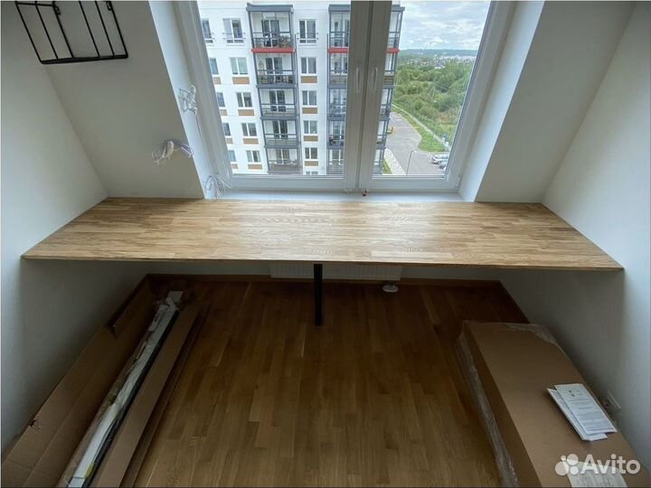 Интересный рабочий стол из массива ясеня